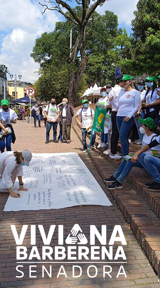 Viviana Barberena cumpliendo su agenda de conversaciones con la gente en calles y plazas
