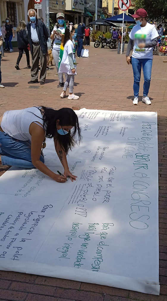 Viviana Barberena cumpliendo su agenda de conversaciones con la gente en calles y plazas, preguntando y entendiendo "Para qué sirve el Congreso"