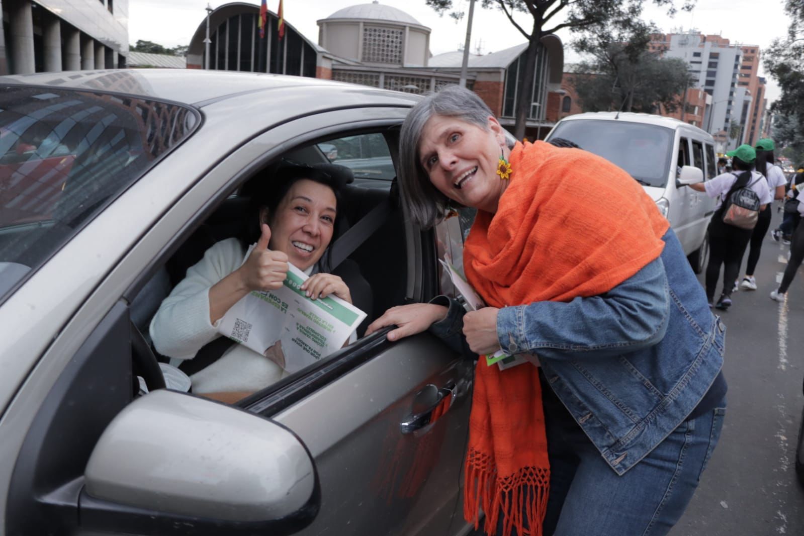 Simpatizantes saludan, durante la visita de Sergio Fajardo, Precandidato presidencial por Alianza Verde Centro Esperanza a la sede de Viviana Barberena en Bogotá