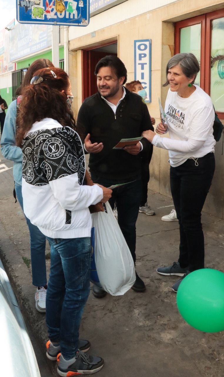 Viviana Barberena y Cesar Intriago compartiendo ideas con habitantes de Cajica