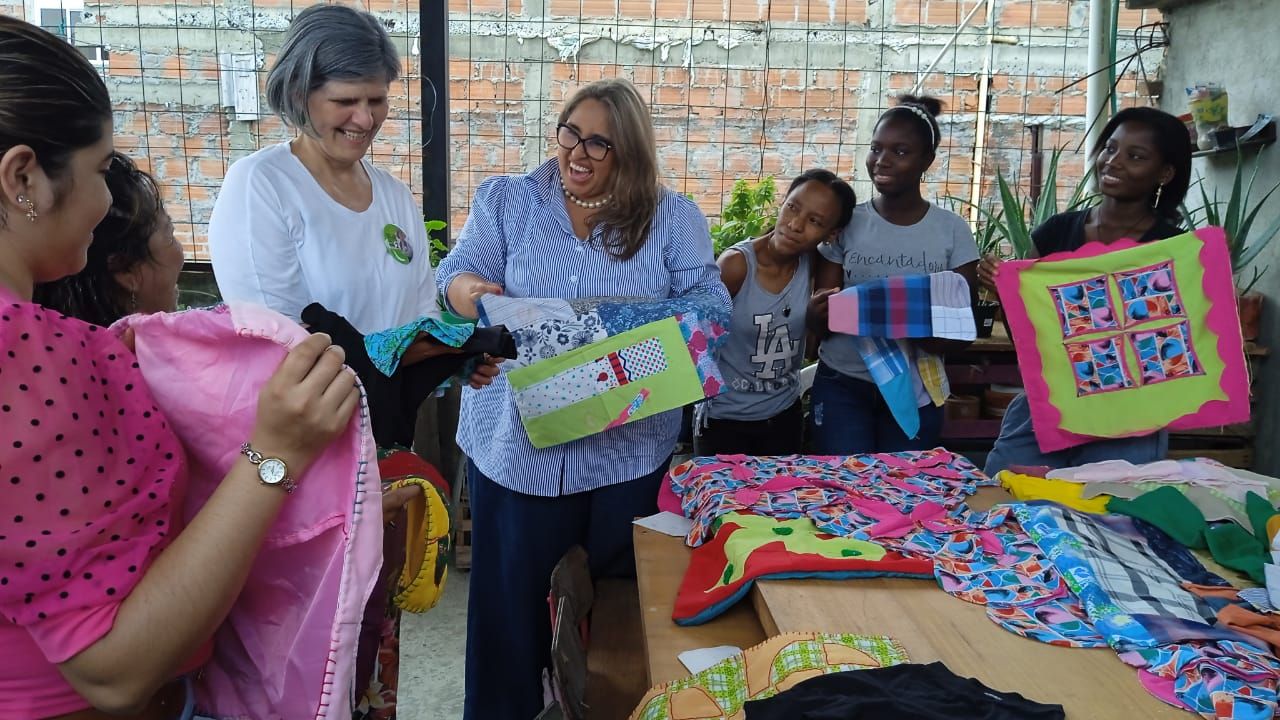 Viviana Barberena visitando mujeres emprendedoras en Cali / Día de la Mujer Marzo 08 2022